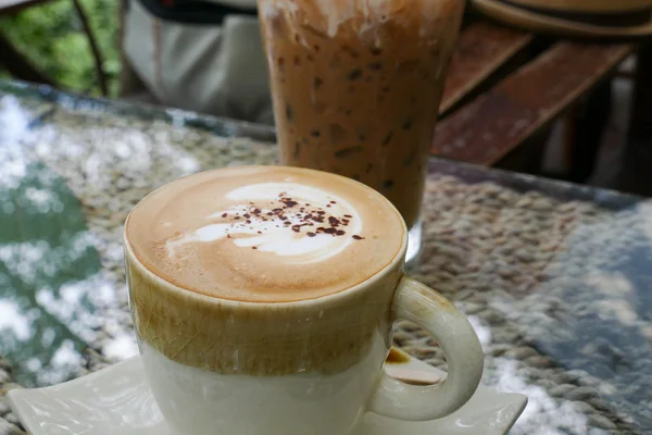 Pić gorącą kawę cappuccino latte art — Zdjęcie stockowe