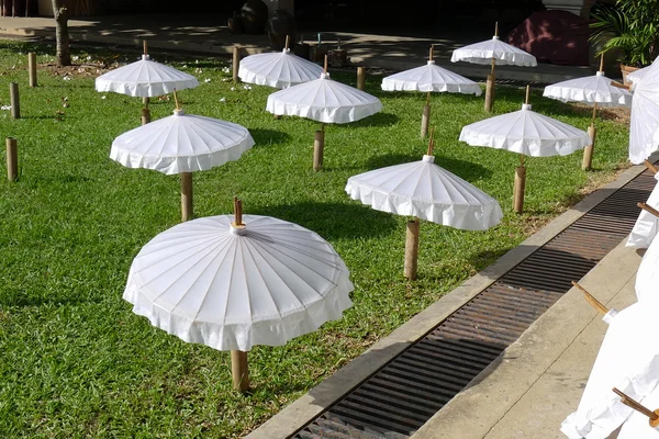 Белый тайландский традиционный бумажный зонтик ручной работы — стоковое фото