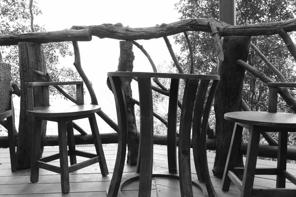 Sedia e scrivania in legno sulla terrazza, in bianco e nero — Foto Stock