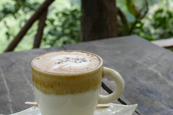 Pić gorącą kawę cappuccino latte art — Zdjęcie stockowe