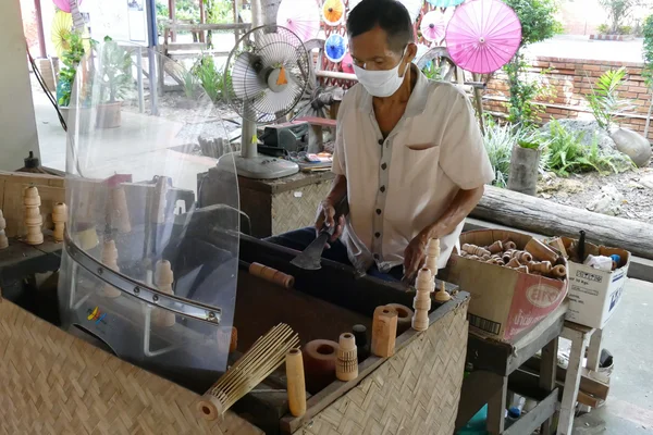Řemeslník dělá Thajsko tradiční papírový deštník — Stock fotografie