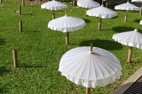 Белый тайландский традиционный бумажный зонтик ручной работы — стоковое фото
