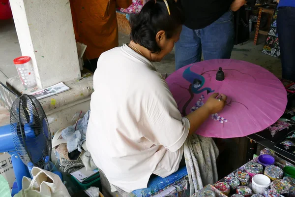 O artesão está pintando no tradicional guarda-chuva de papel — Fotografia de Stock