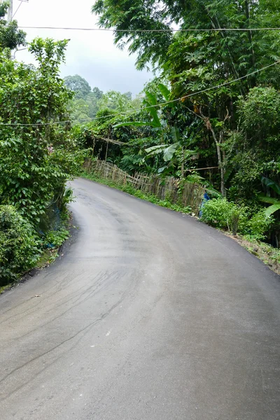 Silnice ve vesnici na kopci — Stock fotografie