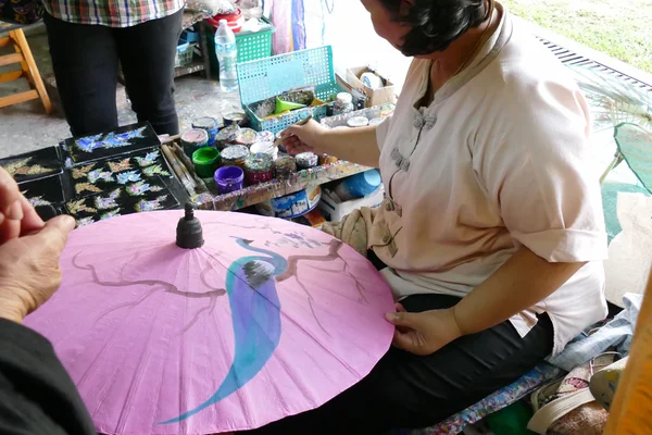O artesão está pintando no tradicional guarda-chuva de papel — Fotografia de Stock