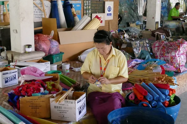 The artisan is making thailand traditional paper umbrella — Stock Photo, Image