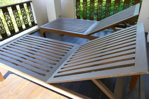 阳台上的木制躺椅 — 图库照片