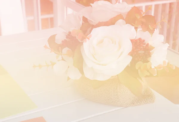 Rosa branca falsa na tabela branca perto da janela (filtro de cor e areia — Fotografia de Stock