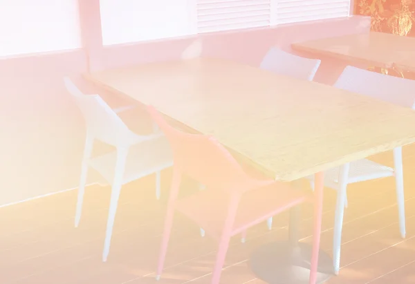 Sedia rosa e blu e tavolo in legno sulla terrazza (colore filte — Foto Stock