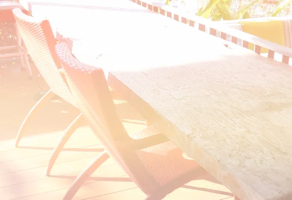 Silla roja y mesa de madera en la terraza (filtro de color y suave —  Fotos de Stock