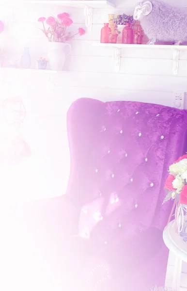 Фіолетове оксамитове крісло біля білої стіни, прикрашене барвистим — стокове фото