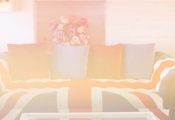 Sofá con cojín bandera británica, almohada y ramo de rosas (col — Foto de Stock