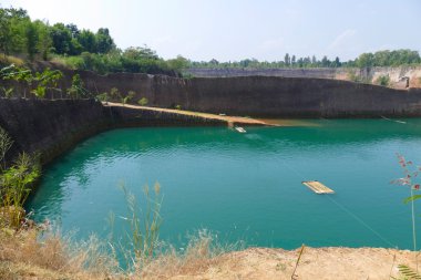 Yeşil gölet ve kanyon