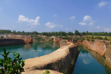 Yeşil gölet ve kanyon