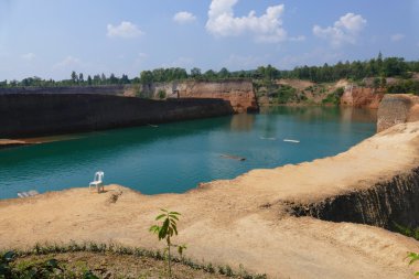Yeşil gölet ve kanyon