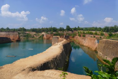 Yeşil gölet ve kanyon