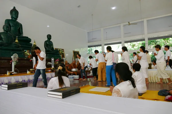 People in a row donate money and food to buddhist monk — Stock Photo, Image