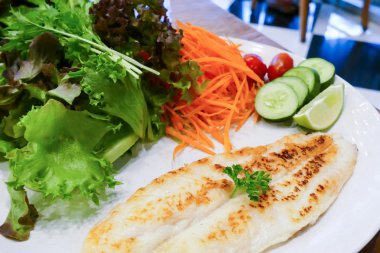 sebze salatası ile balık fileto ızgara
