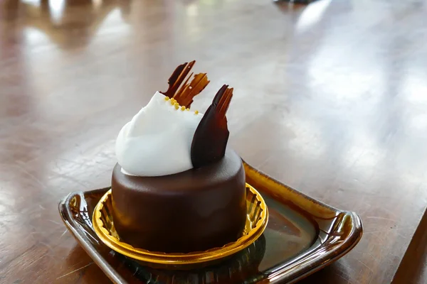 Gâteau au chocolat rond avec crème sur le dessus — Photo