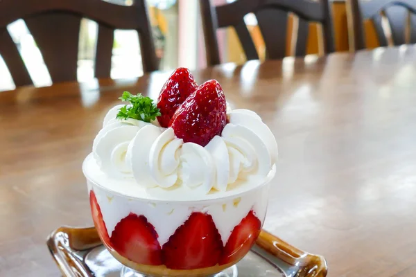 Pastel de crema de fresa en una taza — Foto de Stock