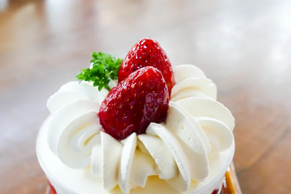 草莓奶油蛋糕在一个杯子 — 图库照片