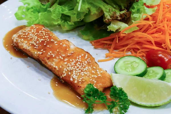 烤三文鱼柳和蔬菜沙拉 — 图库照片