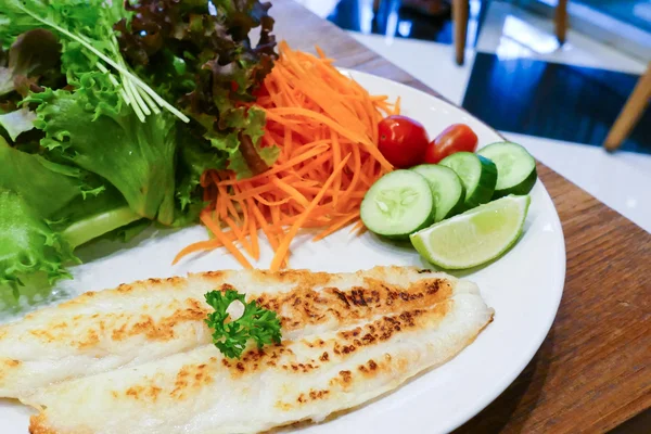 Filet de poisson grillé avec salade de légumes — Photo