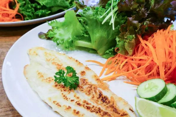 Grilled fish fillet with vegetable salad — Stock Photo, Image