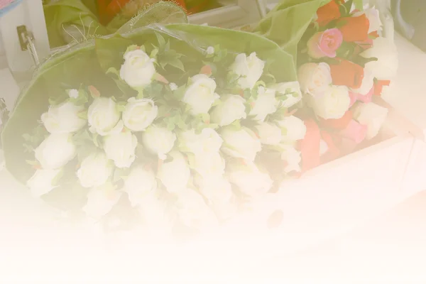 Поддельная роза на белом туалетном столике (цветной фильтр и мягкий фокус ) — стоковое фото