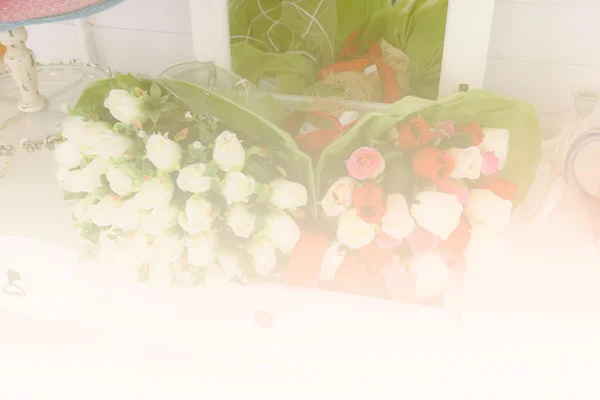 Rosa falsa en tocador blanco (filtro de color y enfoque suave ) — Foto de Stock