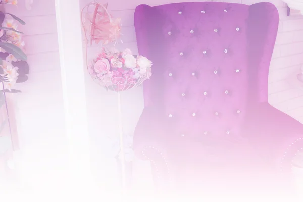 Fauteuil en velours violet et bouquet de fleurs (filtre de couleur et doux — Photo