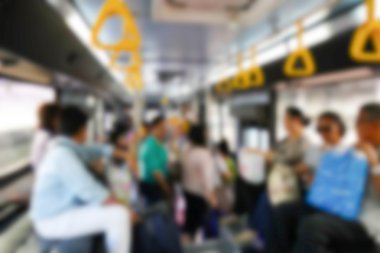 -yolcu otobüs kapısında bulanık ufuk görüntü