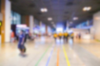 -yolcu havaalanında bulanık ufuk görüntü