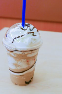 krem şanti ile cappuccino kahve güler yüzlü