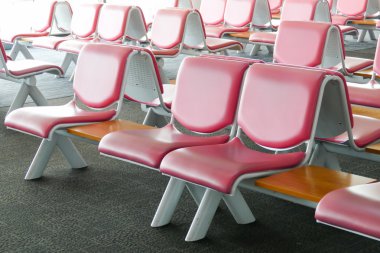 satır havaalanında pembe deri sandalye