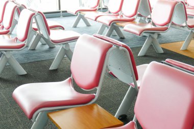 satır havaalanında pembe deri sandalye