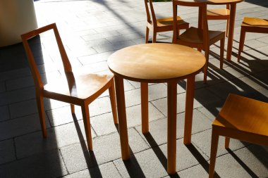 ahşap sandalye ve güneş ışığı ve gölge ile tablo