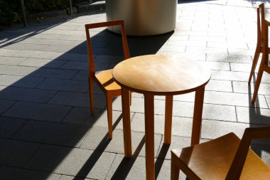 ahşap sandalye ve güneş ışığı ve gölge ile tablo