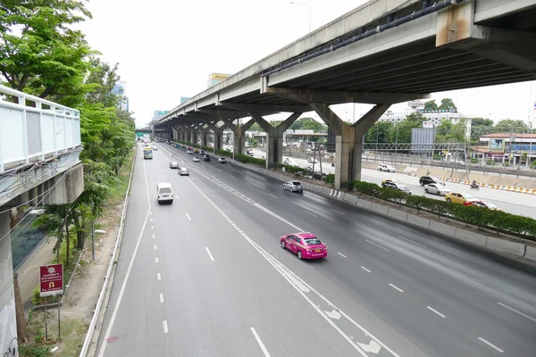 การจราจรบนถนนวิภาวดีรังสิตในกรุงเทพฯ ประเทศไทย — ภาพถ่ายสต็อก