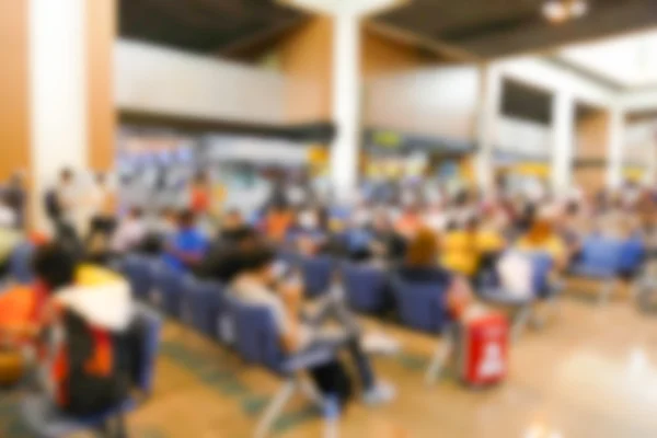 模糊的离焦图像的乘客在机场航站楼 — 图库照片