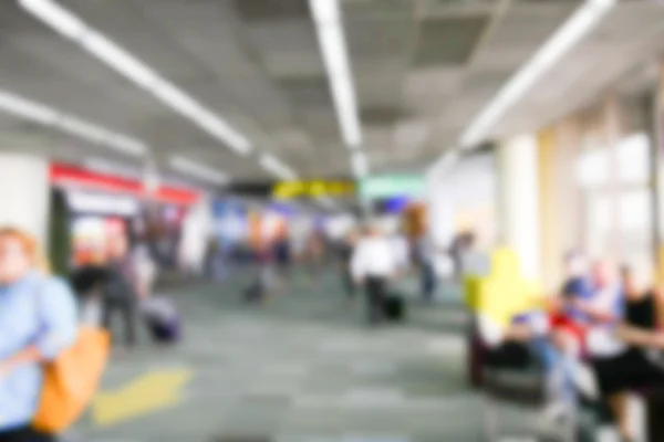 Intreepupil wazig beeld van de passagier op de luchthaven terminal — Stockfoto