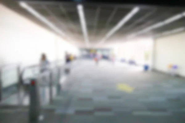 Размытое размытое изображение пассажира в терминале аэропорта — стоковое фото