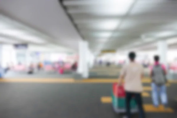 Intreepupil wazig beeld van de passagier op de luchthaven terminal — Stockfoto