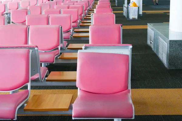 Fila di sedia in pelle rosa in aeroporto — Foto Stock