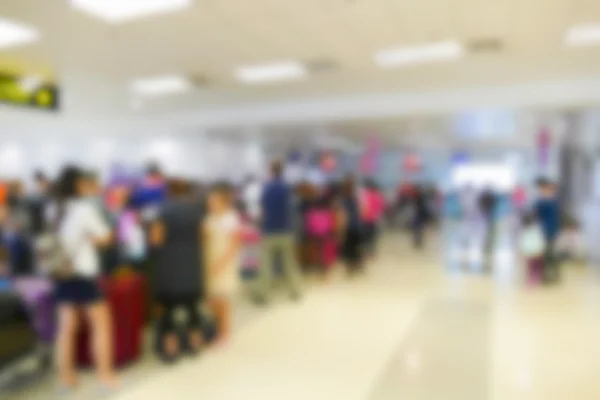 Intreepupil wazig beeld van de passagier op de luchthaven terminal — Stockfoto