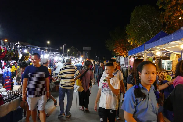 Pessoas andando e fazendo compras no mercado noturno — Fotografia de Stock