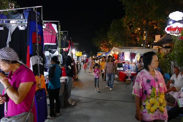 People walking and shopping at the night market — Stock Photo, Image