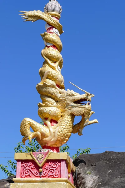 Goldene Drachenstatue auf Säule auf dem Stein — Stockfoto