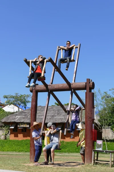 Gente jugando en Tailandia swing tradicional de madera — Foto de Stock