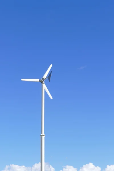 Windmühle mit blauem Himmel Hintergrund — Stockfoto